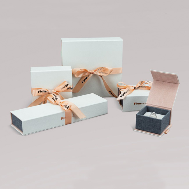 Packaging (for jewelry)